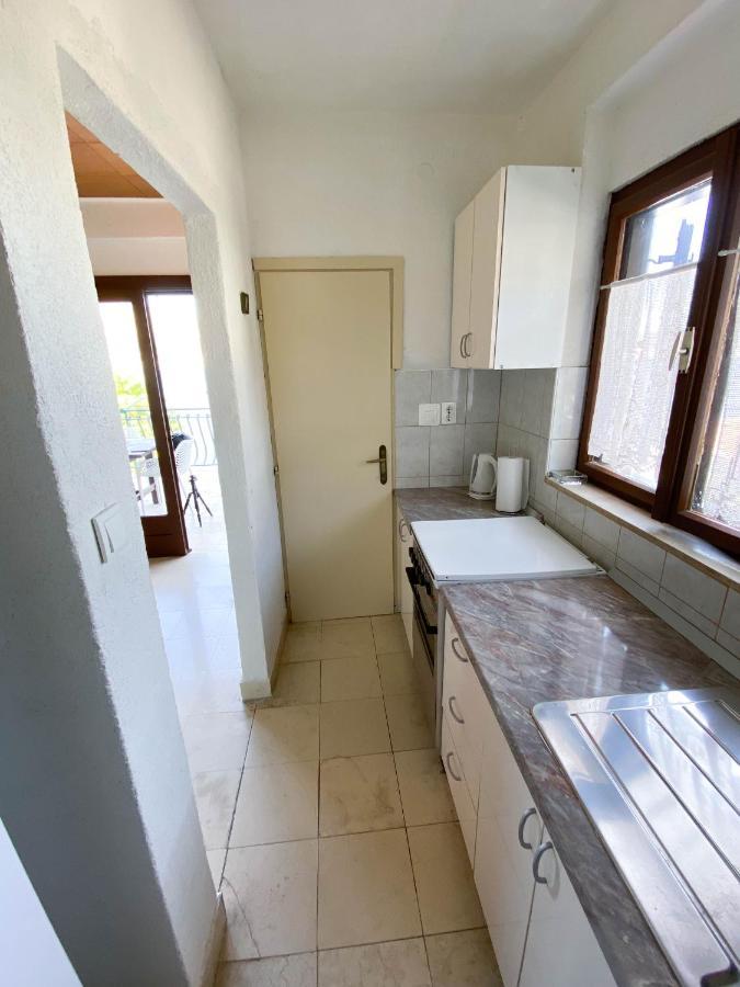 Seaview & Beachfront Jakov Apartment *