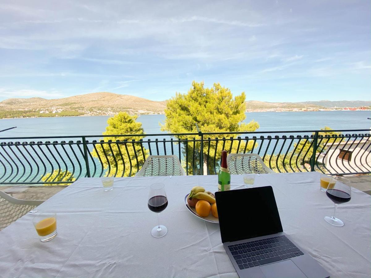 Seaview & Beachfront Jakov Apartment *