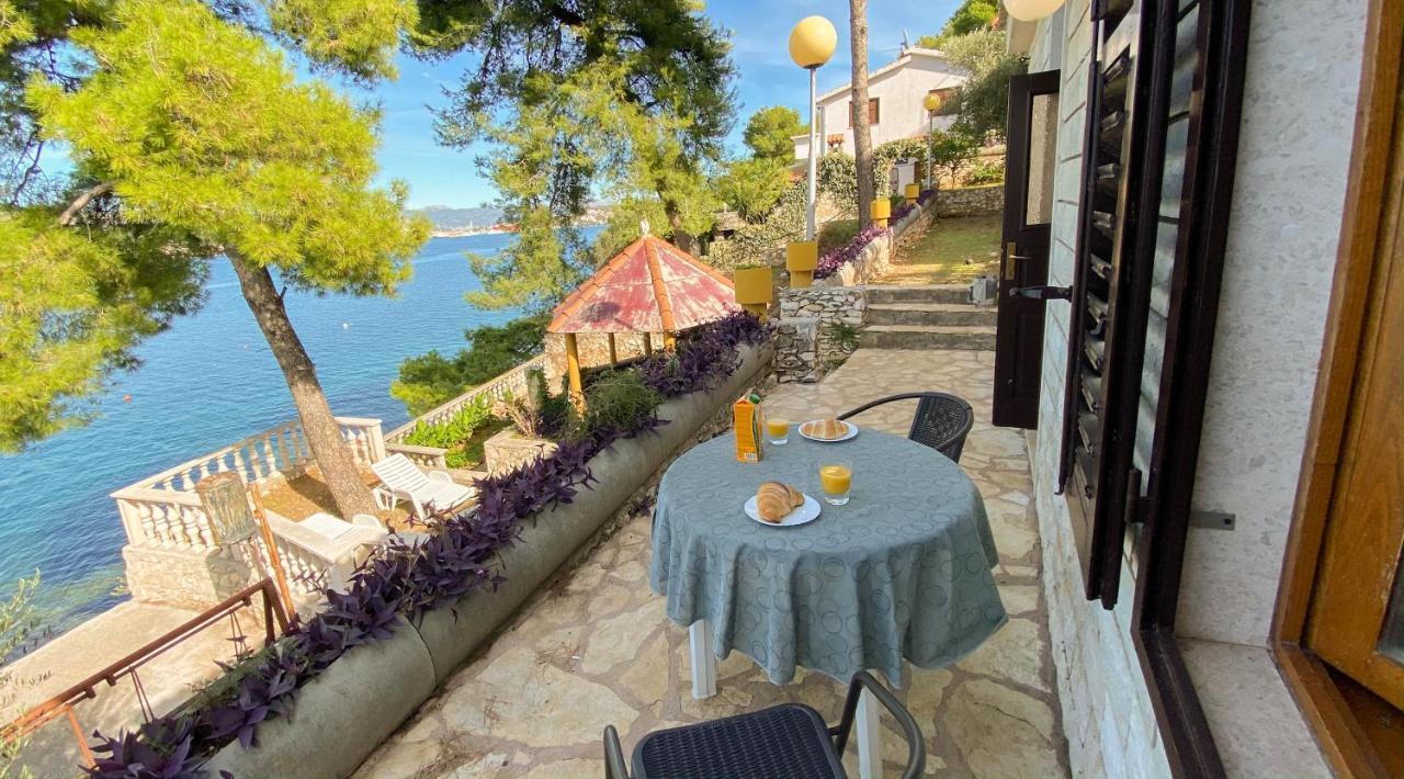 Seaview & Beachfront Jakov Apartment *