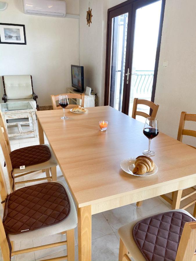 Seaview & Beachfront Jakov Apartment *