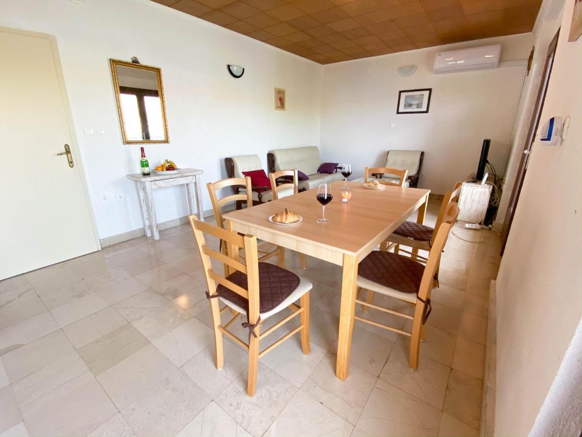 Seaview & Beachfront Jakov Apartment