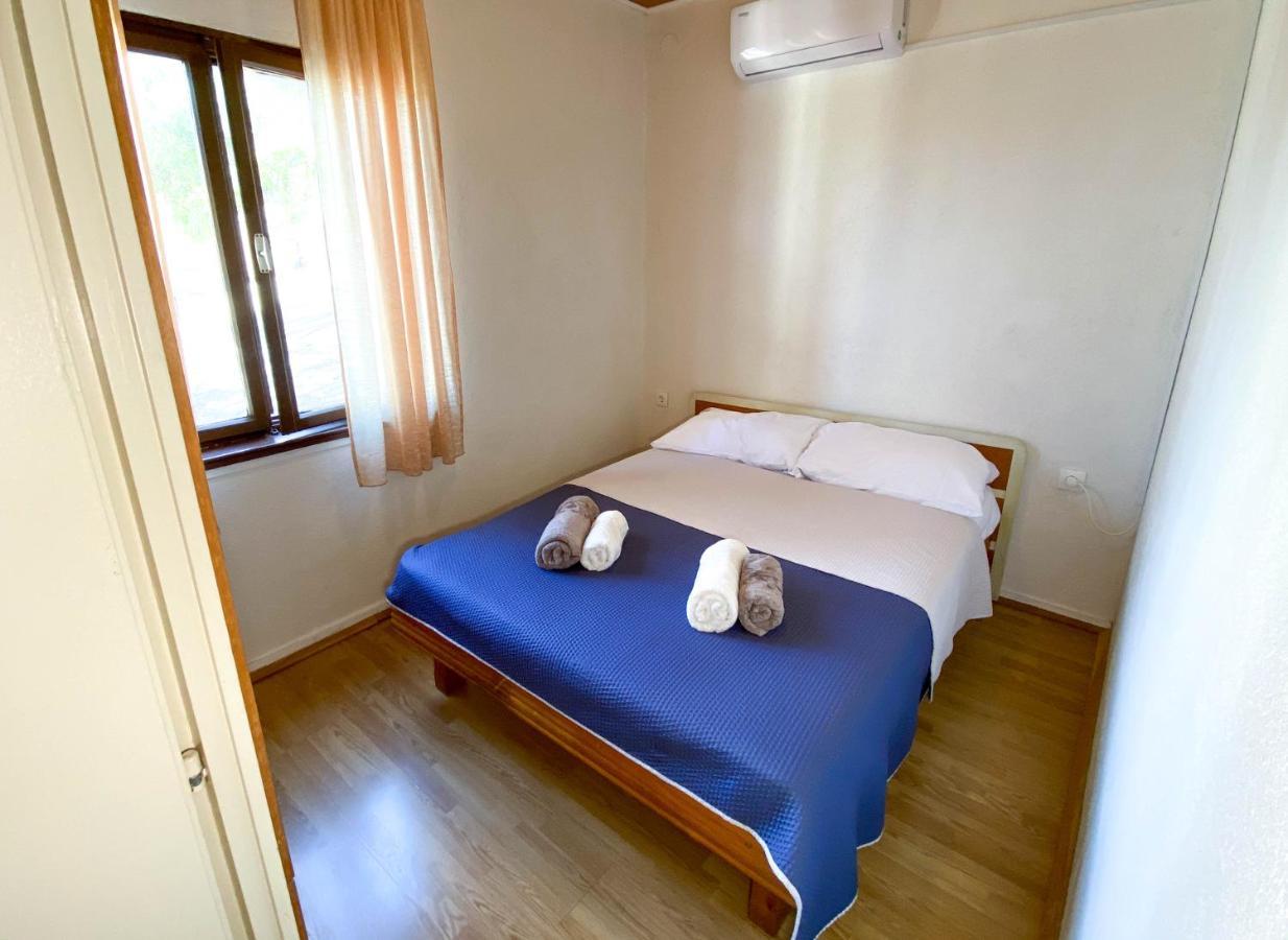 Seaview & Beachfront Jakov Apartment