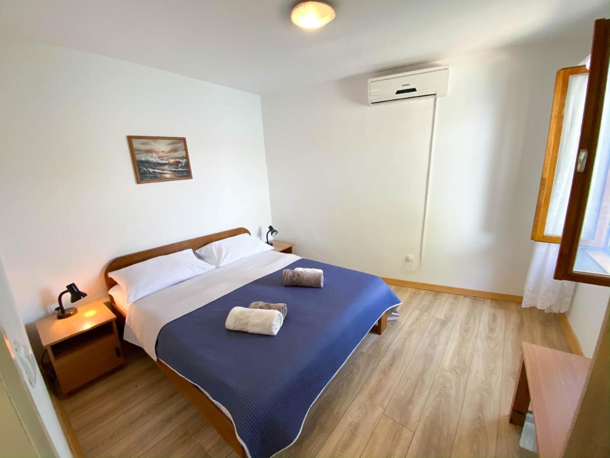 Seaview & Beachfront Jakov Apartment