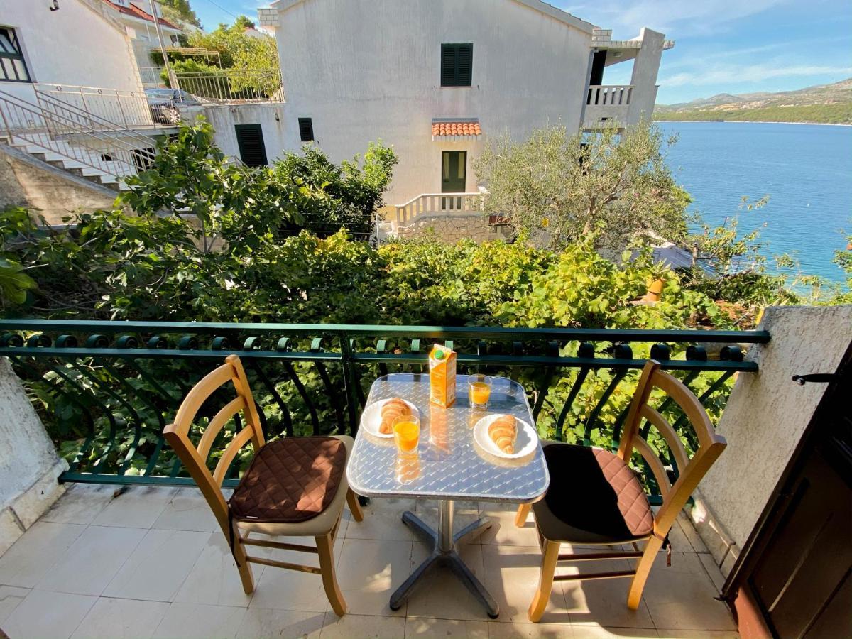 Seaview & Beachfront Jakov Apartment *