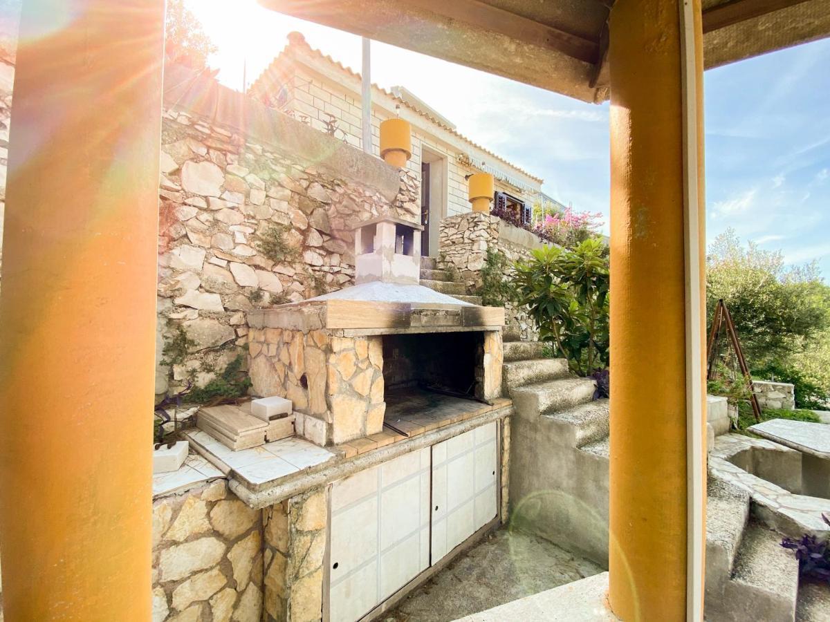 Seaview & Beachfront Jakov Apartment *